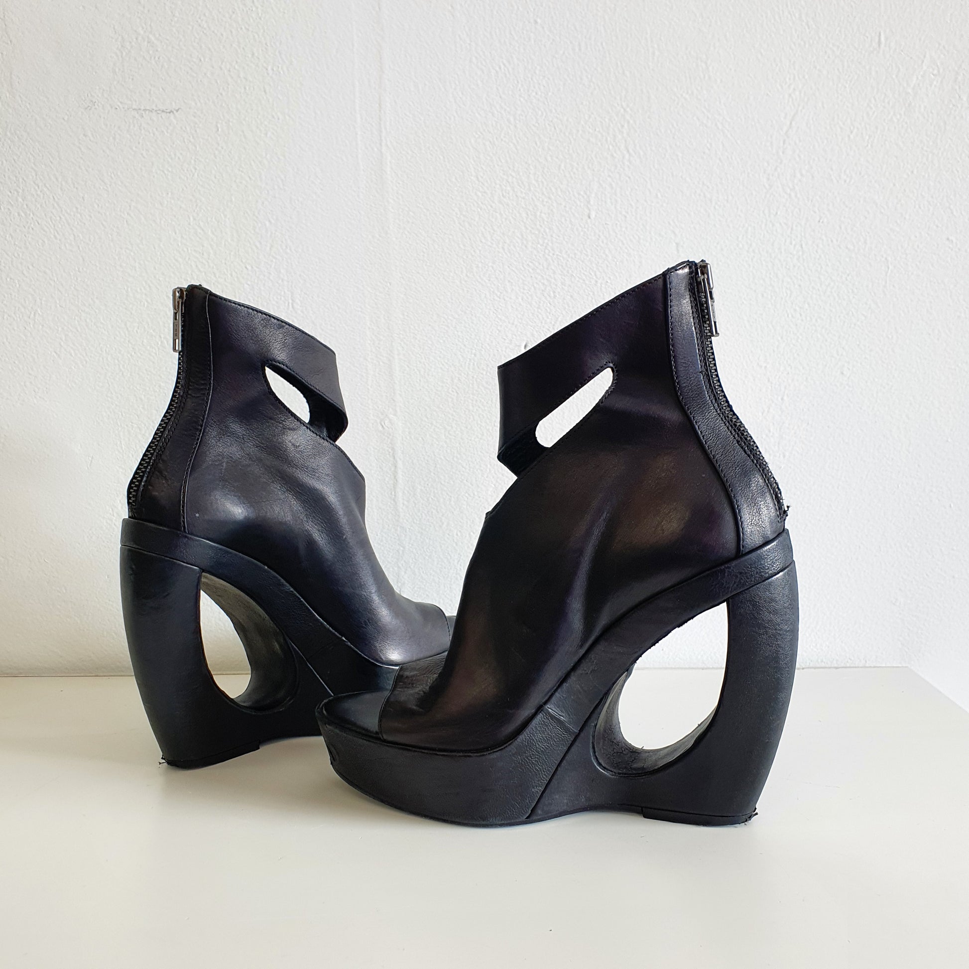 ANN DEMEULEMEESTER Cut-Out Curved Platform Boots (EU737/ UK4 US7